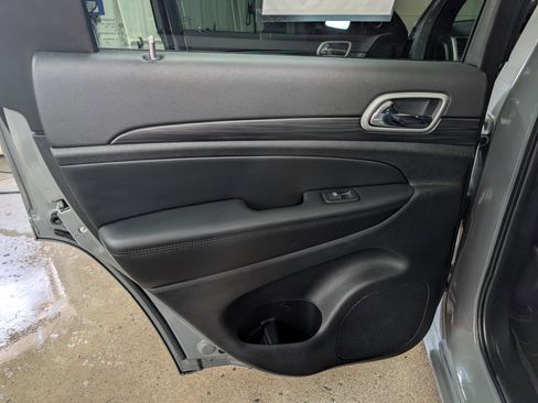 Used 2022 Jeep Grand Cherokee Laredo X image 12