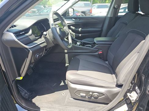 Used 2023 Jeep Grand Cherokee Laredo w/ Luxury Tech Group I AWD/4WD image 8