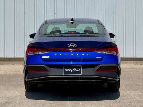 Used 2025 Hyundai Elantra Hybrid FWD image 5