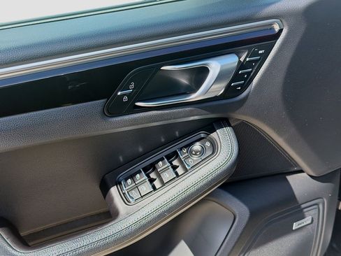 Used 2023 Porsche Macan image 14