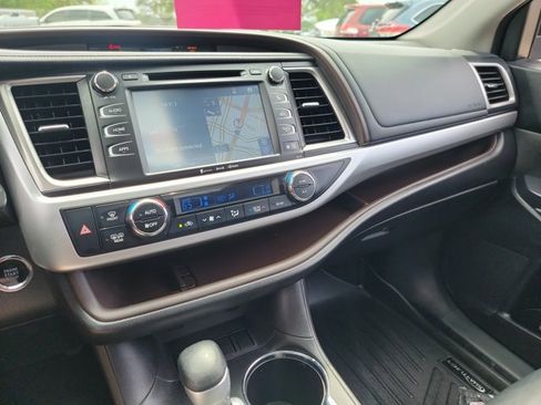 Used 2018 Toyota Highlander XLE image 23
