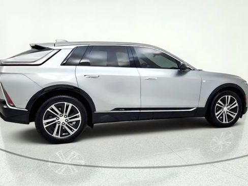 Used 2024 Cadillac Lyriq Luxury AWD/4WD image 9