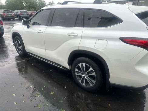 Used 2021 Toyota Highlander XLE AWD/4WD image 5
