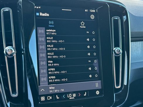 Certified 2025 Volvo XC40 B5 Core image 20