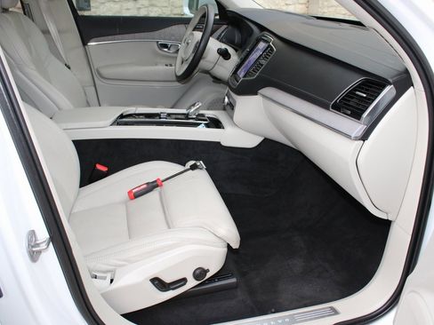 Used 2025 Volvo XC90 B6 Ultra w/ Lounge Package image 18