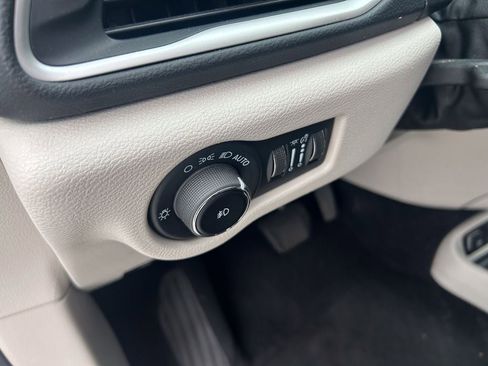 Used 2023 Chrysler Pacifica Touring-L FWD image 11
