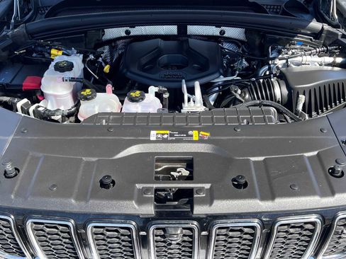 Used 2022 Jeep Grand Cherokee Overland w/ Advanced Protech Group III AWD/4WD image 36