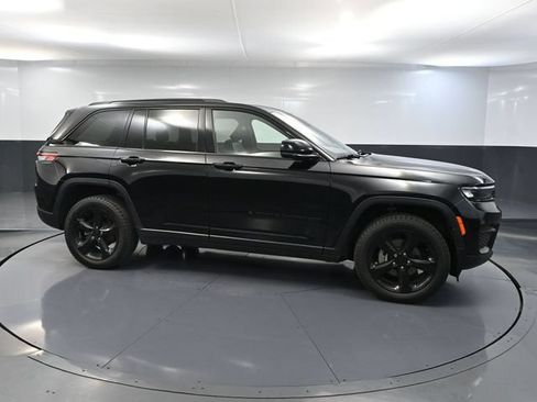 Used 2023 Jeep Grand Cherokee Altitude AWD/4WD image 3