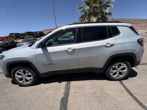 Used 2024 Jeep Compass Latitude AWD/4WD image 2