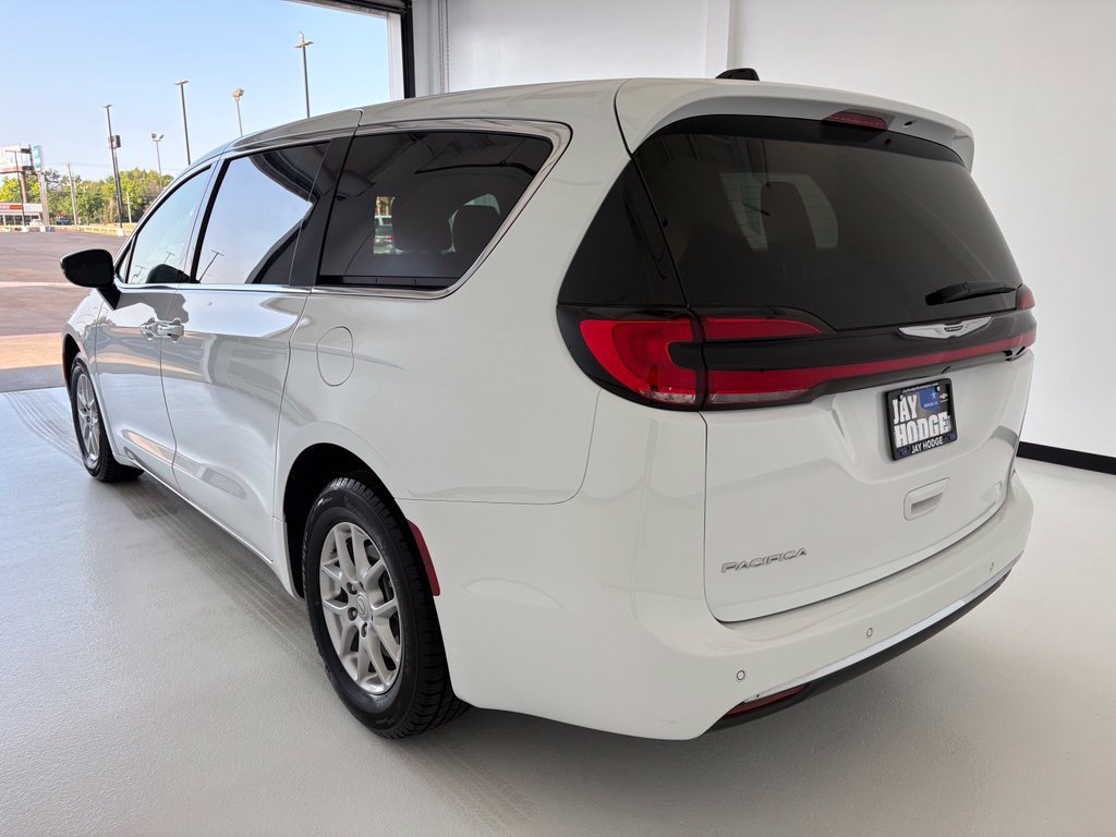 Used 2025 Chrysler Pacifica Select FWD image 21