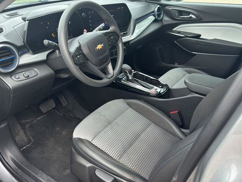 Used 2025 Chevrolet Trax LT FWD image 11