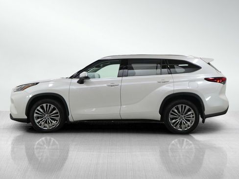 Used 2021 Toyota Highlander Platinum AWD/4WD image 2