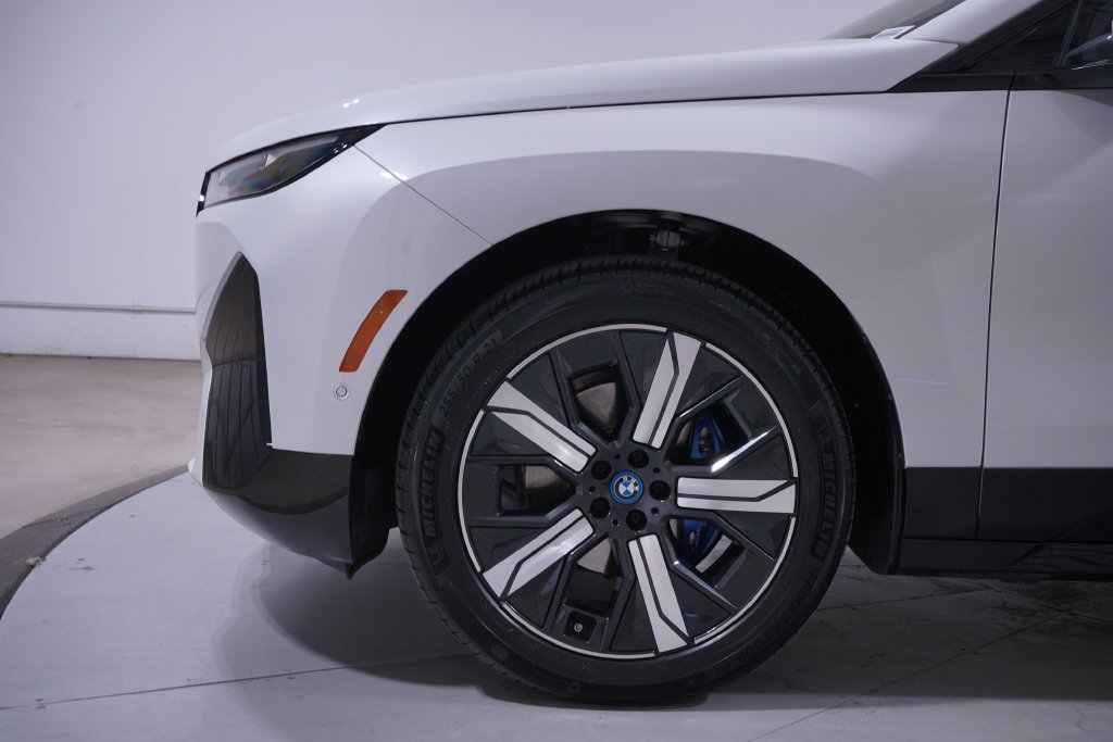 Used 2024 BMW iX xDrive50 w/ Sport Package AWD/4WD image 2