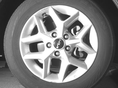 Used 2025 Kia Soul LX w/ LX Technology Package FWD image 13
