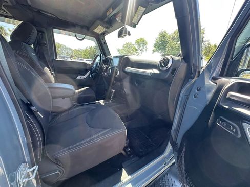 Used 2014 Jeep Wrangler Unlimited Sahara w/ Connectivity Group AWD/4WD image 18