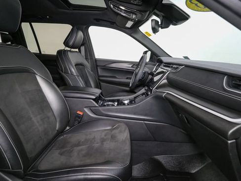 Used 2023 Jeep Grand Cherokee Altitude AWD/4WD image 17