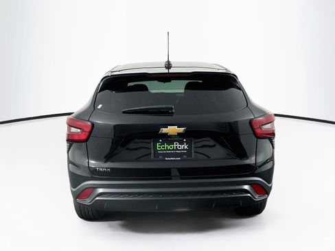 Used 2024 Chevrolet Trax LS w/ LS Convenience Package FWD image 7