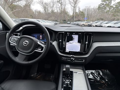Certified 2025 Volvo XC60 B5 Plus image 30