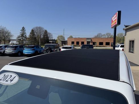 Used 2024 Jeep Wrangler Unlimited Sahara w/ Technology Group AWD/4WD image 18