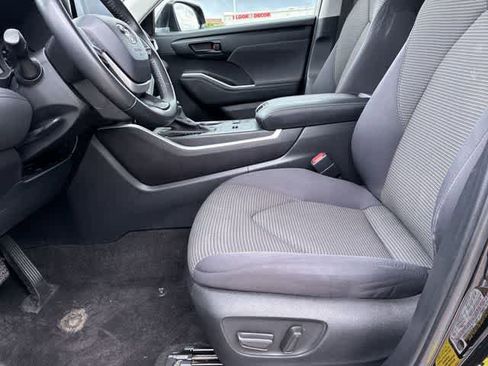 Used 2024 Toyota Highlander LE FWD image 18