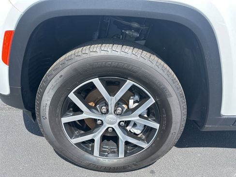 Used 2024 Jeep Grand Cherokee Limited image 16