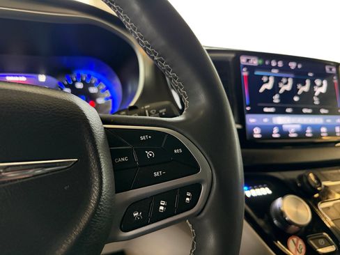 Used 2023 Chrysler Pacifica Touring-L image 15