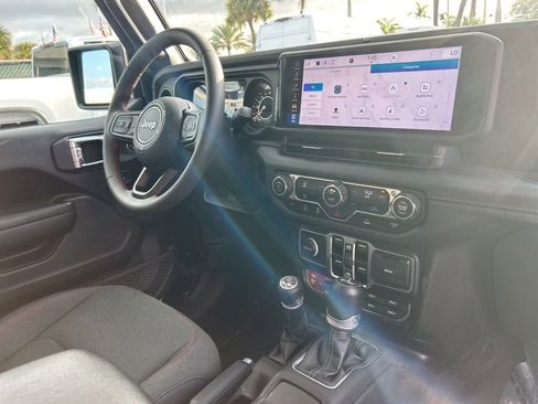 Used 2025 Jeep Wrangler Unlimited Rubicon image 26