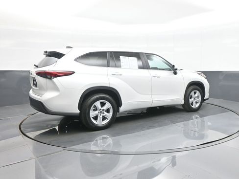 Used 2023 Toyota Highlander L FWD image 7
