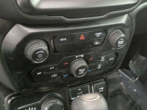 Used 2021 Jeep Renegade Latitude w/ Sun & Sound Group image 21