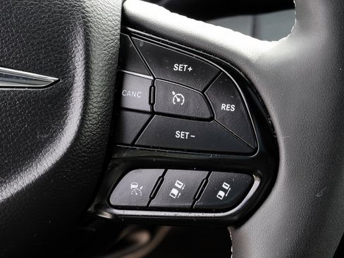 Used 2023 Chrysler Pacifica Limited w/ Uconnect Theater Family Group FWD image 37