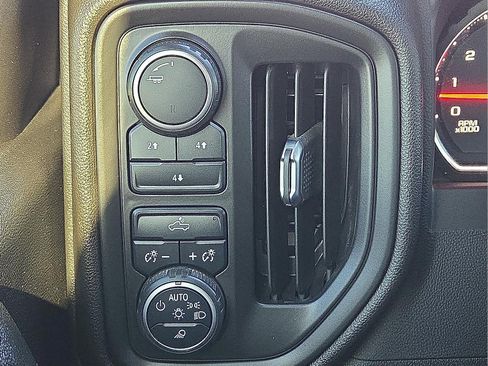 Used 2022 Chevrolet Silverado 2500 Custom w/ Custom Value Package image 22