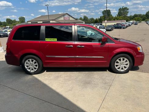 Used 2016 Chrysler Town & Country Touring w/ Driver Convenience Group FWD image 4