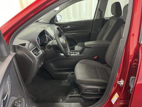 Used 2024 Chevrolet Equinox LT image 3