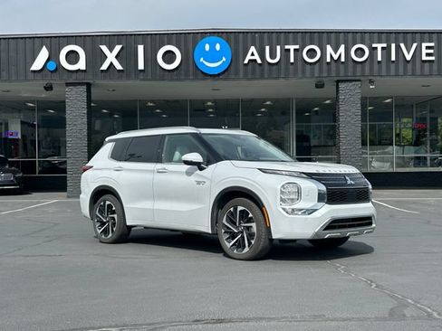 Used 2025 Mitsubishi Outlander 4WD Plug-In Hybrid image 1