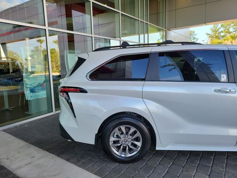 Used 2025 Toyota Sienna XLE image 6