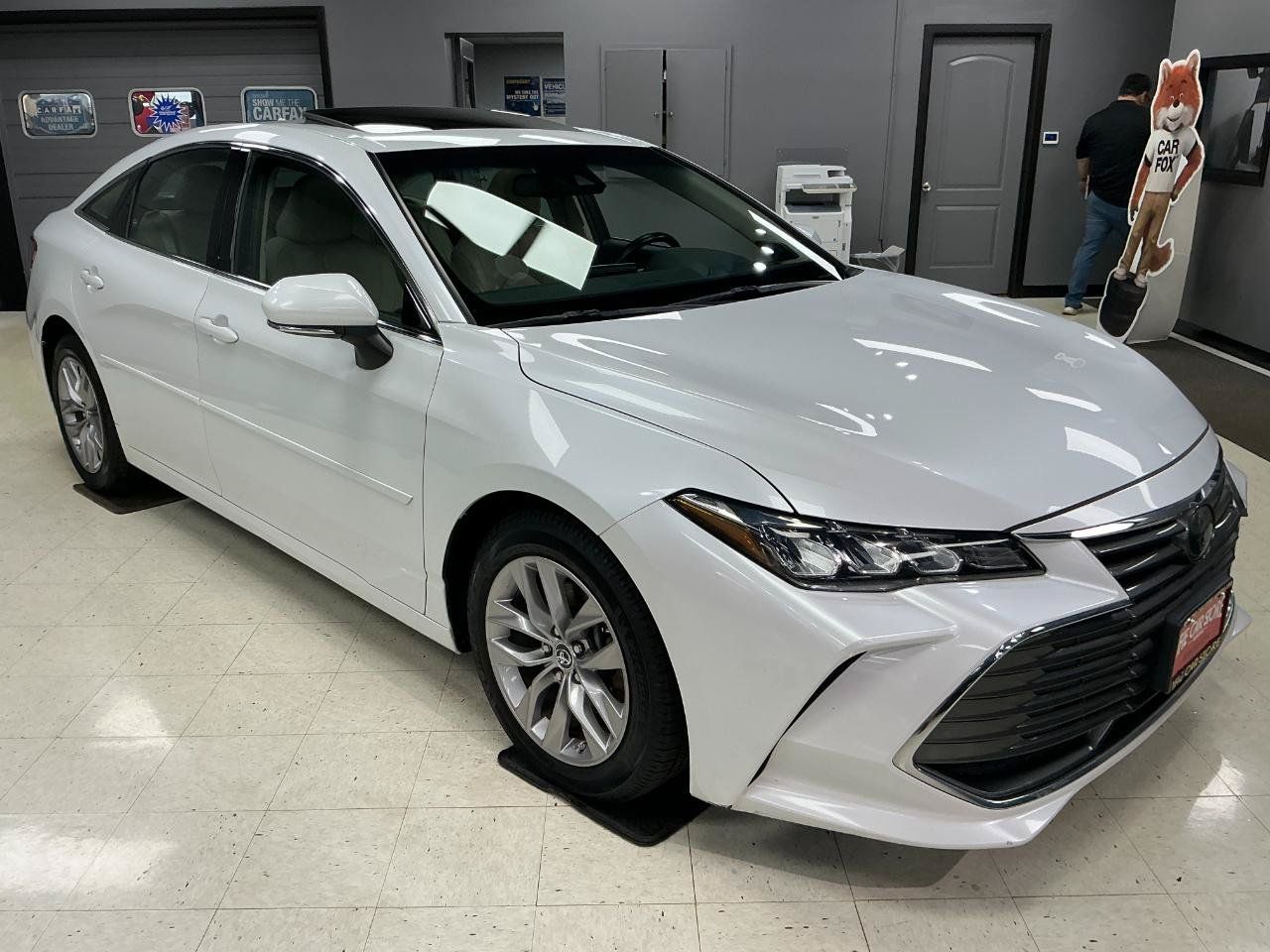 Used 2019 Toyota Avalon XLE w/ Moonroof Package FWD image 2