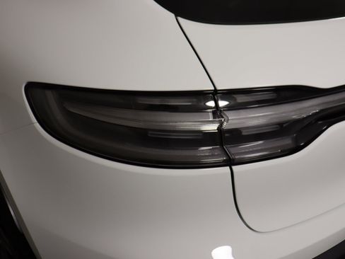 Used 2025 Porsche Macan image 13