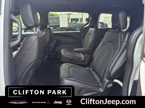 Used 2026 Chrysler Pacifica Select FWD image 12