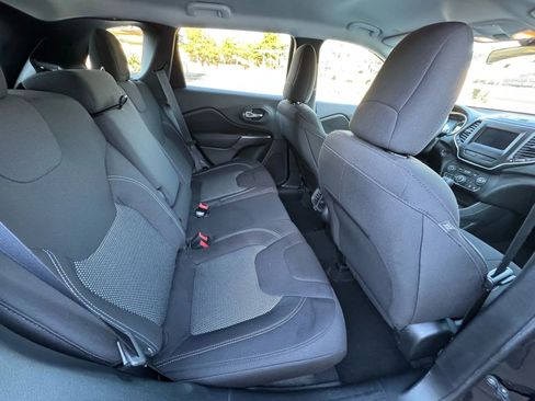 Used 2020 Jeep Cherokee Latitude FWD image 15