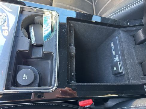 Used 2019 Land Rover Range Rover Velar R-Dynamic SE image 28