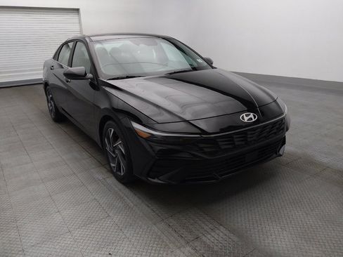 Used 2025 Hyundai Elantra SEL image 13