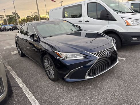 Used 2021 Lexus ES 300h w/ Premium Package image 2