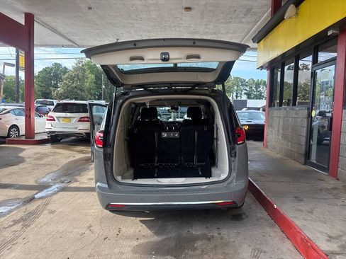Used 2021 Chrysler Pacifica Touring-L FWD image 15