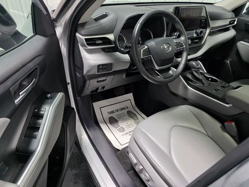 Used 2024 Toyota Highlander XLE AWD/4WD image 6