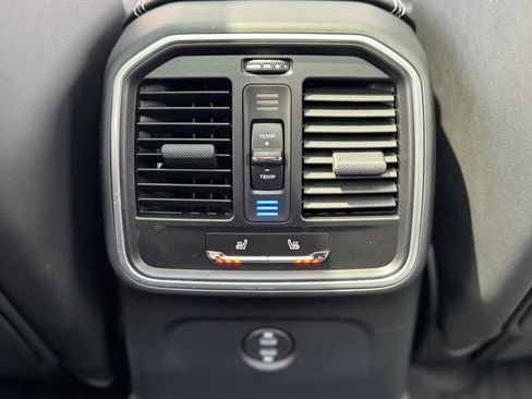 Certified 2025 Porsche Macan AWD/4WD image 33