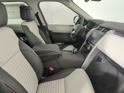 Used 2025 Land Rover Discovery Dynamic SE image 19