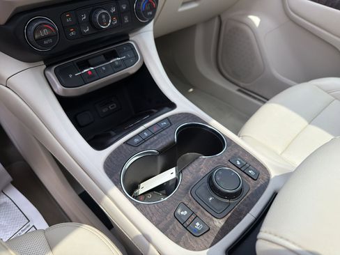 Used 2023 GMC Acadia Denali w/ Denali Ultimate Package FWD image 32