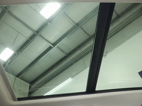 Used 2024 Volkswagen Tiguan SE w/ Panoramic Sunroof Package image 25