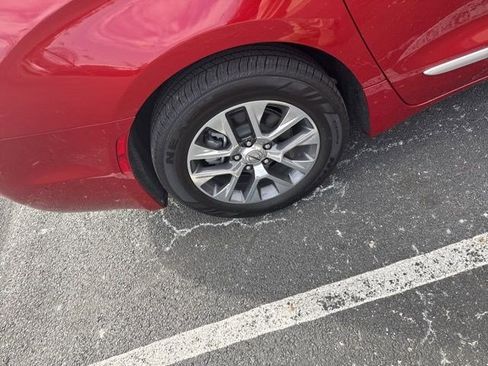 Used 2025 Chrysler Pacifica Pinnacle image 4