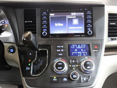 Used 2020 Toyota Sienna XLE AWD/4WD image 19